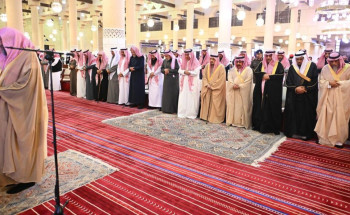 أمير منطقة الرياض يؤدي صلاة الميت على والدة صاحب السمو الأمير مشاري بن عبدالرحمن بن محمد بن مقرن بن مشاري