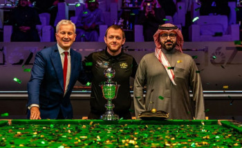 تتويج مارك ألين بكأس بطولة موسم الرياض للسنوكر