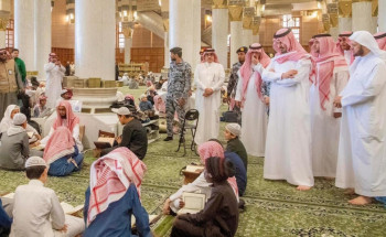 أمير المدينة المنورة يزور حلقات تحفيظ القرآن الكريم والمتون العلمية في المسجد النبوي الشريف