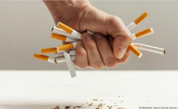 ارمِ سجائرك الآن.. “الضمان الصحي” محذرًا من التدخين: ضغط و5 أمراض مزمنة!