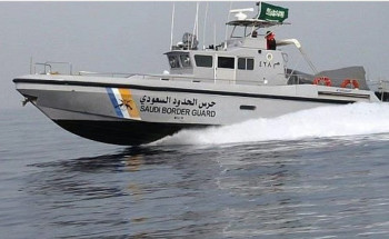 حرس الحدود بتبوك ينقذ 3 مقيمين تعرضت واسطتهم البحرية لانقلاب في عرض البحر