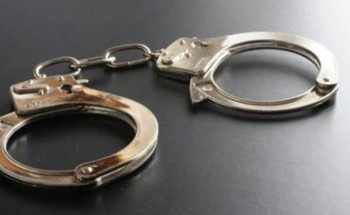 دوريات الأمن بسراة عبيدة تطيح بـ 3 مواطنين لنقلهم 33 مخالفًا في مركبتين