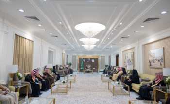 أمير الحدود الشمالية يستقبل وفدًا من أعضاء مجلس الشورى