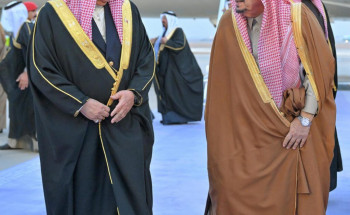 ملك البحرين يصل إلى الرياض وفي مقدمة مستقبليه أمير المنطقة