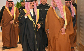 ملك البحرين يغادر الرياض وفي مقدمة مودعيه نائب أمير المنطقة