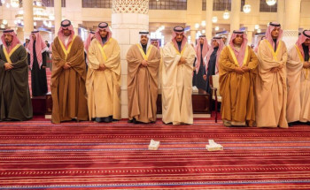 أمير منطقة الرياض يؤدي صلاة الميت على صاحبة السمو الأميرة وطفاء بنت محمد آل عبدالرحمن آل سعود