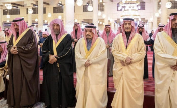 أمير منطقة الرياض يؤدي صلاة الميت على والدة صاحب السمو الملكي الأمير الوليد بن طلال بن عبدالعزيز