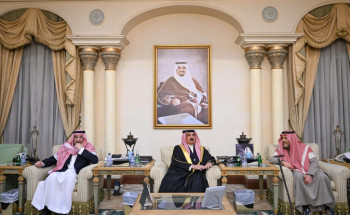 ملك البحرين يقدم واجب العزاء في وفاة الأمير محمد بن فهد بن عبدالعزيز