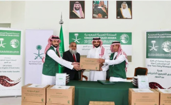 “إغاثي الملك سلمان” يسلم 50 طنًا من التمور للمالديف ويوزع آلاف السلال الغذائية في سوريا وباكستان