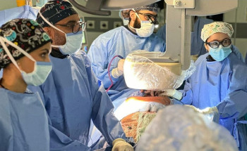 بعد نجاح استبدال الصمام الأورطي بالقسطرة.. مركز الأمير سلطان ينقذ مريضًا كان يعاني من تضيقات شديدة في شرايين الفخذ