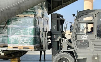 جهود المملكة مستمرة.. الطائرة الإغاثية السعودية الـ 55 تصل العريش لدعم متضرري غزة