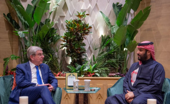 سمو ولي العهد يستقبل رئيس اللجنة الأولمبية الدولية