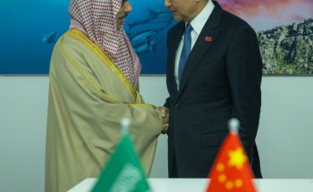 سمو وزير الخارجية ووزير الخارجية الصيني يناقشان تكثيف التنسيق الثنائي ومتعدد الأطراف في العديد من القضايا