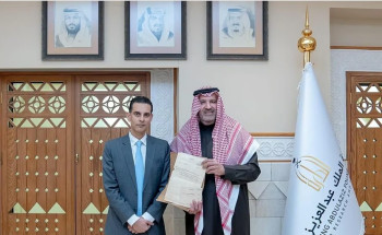 فيصل بن سلمان يتسلم وثيقة تاريخية بعثها الملك عبدالعزيز منذ مئة عام