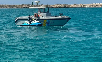 حرس الحدود ينقذ مواطناً تعطلت واسطته البحرية في عرض البحر بجدة