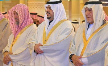 نائب أمير الرياض يؤدي صلاة الميت على الأميرة العنود بنت محمد بن عبدالعزيز