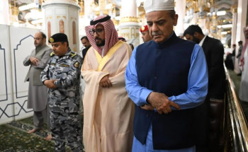 رئيس الوزراء الباكستاني يزور المسجد النبوي