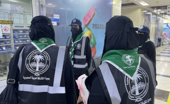 فتيات الكشافة السعودية.. قلوبٌ رحيمة وأيادٍ معطاءة في خدمة المعتمرين