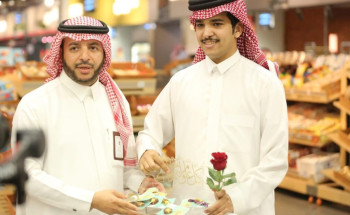 بلدية وادي الدواسر توزع هدايا العيد على المواطنين والمقيمين