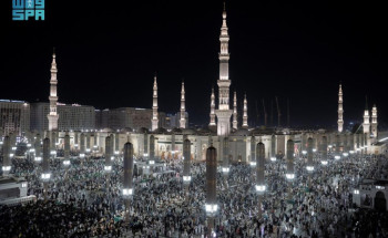 قاصدو المسجد النبوي يؤدون صلاة التهجد ليلة ٢٧ رمضان وسط أجواء إيمانية وسكينة