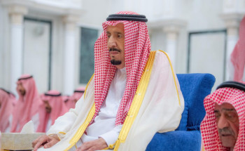 خادم الحرمين الشريفين يؤدي صلاة عيد الفطر في قصر السلام بجدة