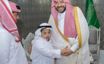 الأمير فيصل بن خالد بن سلطان يُعايد نزلاء مركز التأهيل الشامل بمنطقة الحدود الشمالية