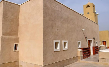مشروع الأمير محمد بن سلمان لتطوير المساجد التاريخية يُبقي مآذن مسجد أم زرينيق الأسطوانية شامخة