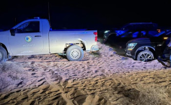 حرس الحدود بالمنطقة الشرقية يقدم المساعدة لمواطن تعطلت مركبته في الكثبان الرملية