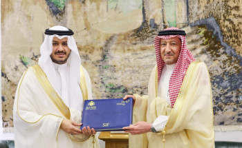 نيابة عن سمو وزير الخارجية.. نائب وزير الخارجية يتسلّم شارة “منتدى الاستثمار الرياضي SIF”