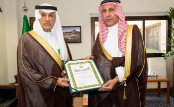 إنفاذًا للأمر الملكي.. الرئيس التنفيذي للهيئة الملكية لمدينة الرياض يُسلِّم الفوزان والشايع وسام الملك عبدالعزيز من الدرجة الرابعة