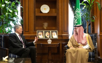 وزير الدولة للشؤون الخارجية يستقبل عضو لجنة العلاقات الخارجية بمجلس الشيوخ الأمريكي