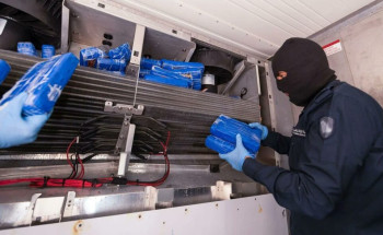 “الزكاة والضريبة والجمارك” بميناء جدة الإسلامي تحبط محاولة تهريب أكثر من 46 كيلوجرامًا من “الكوكايين” مُخبأة في إرسالية “دجاج مجمّد”