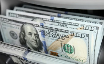 الدولار يتراجع بعد الرسوم الأمريكية الجديدة وسط مخاوف من حرب تجارية