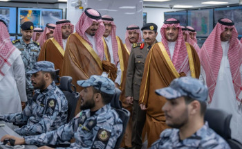 الأمير عبدالعزيز بن سعود يتابع سير العمل في مركز عمليات أمن المسجد النبوي الشريف