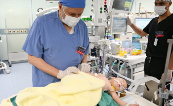 إنفاذًا لتوجيهات خادم الحرمين الشريفين وسمو ولي العهد.. بدء عملية فصل التوأم الطفيلي المصري محمد عبدالرحمن جمعة