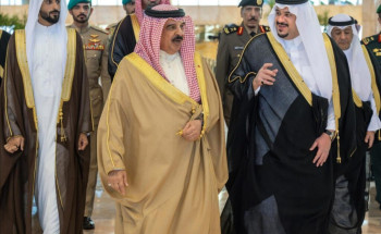 ملك البحرين يصل إلى الرياض وفي مقدمة مستقبليه نائب أمير المنطقة
