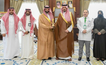 أمير المدينة المنورة يستقبل مدير مستشفى الملك فيصل التخصصي ومركز الأبحاث بالمنطقة