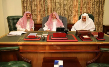 سماحة مفتي عام المملكة يستقبل المستفتين ويوجّه بتكليف عدد من أصحاب الفضيلة للرد على استفسارات الحجاج