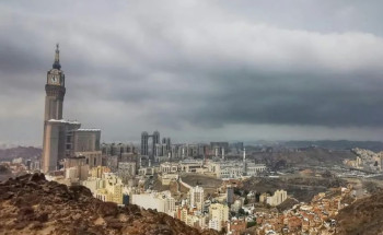 3 إنذارات حمراء لأمطار غزيرة على مكة المكرّمة وتحذير من سيول وعواصف