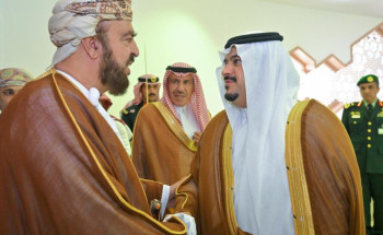 الممثل الخاص لجلالة سلطان عمان يصل الرياض وفي مقدمة مستقبليه نائب أمير المنطقة