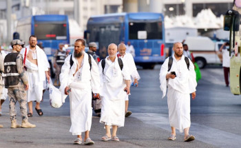 حُجاج بيت الله الحرام يتوافدون إلى مشعر منى لقضاء يوم التروية