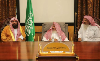 مفتي عام المملكة يستقبل السديس وأئمة الحرم ويشيد بجهود رئاسة الشؤون الدينية في خدمة الحجاج