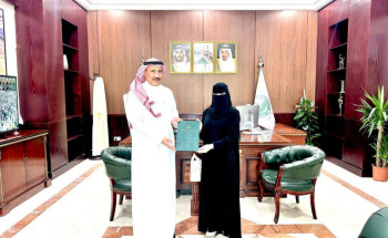 محافظ القريات يستقبل الإعلامية نوال المصلوخي ويطّلع على رسالتها العلمية