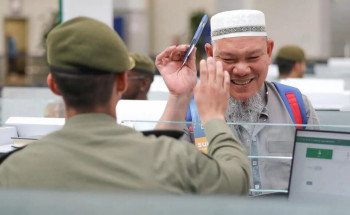 الجوازات تنهي إجراءات مغادرة أولى رحلات ضيوف الرحمن بعد أدائهم مناسك الحج عبر مطار الملك عبدالعزيز بجدة