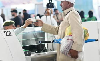 “الجوازات” تنهي إجراءات مغادرة أولى رحلات ضيوف الرحمن عبر مطار المدينة المنورة