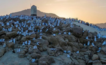 في مشهد إيماني مهيب.. حجاج بيت الله الحرام يرفعون أكف الضراعة في عرفات