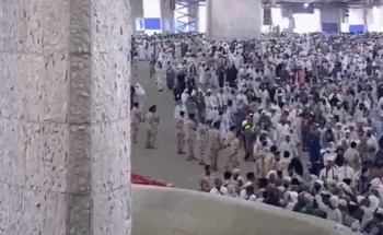 حجاج بيت الله الحرام يرمون الجمرات الثلاث في أول أيام التشريق