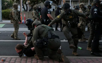 أمريكا.. احتجاجات عارمة تجتاح عدة مدن ضد حملات الترحيل.. مواجهات واعتقالات ونشر الحرس الوطني