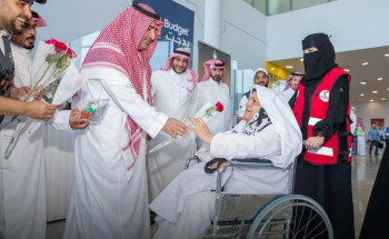 “الحج والعمرة” تودّع الحجاج الإيرانيين بالورود في مطار عرعر