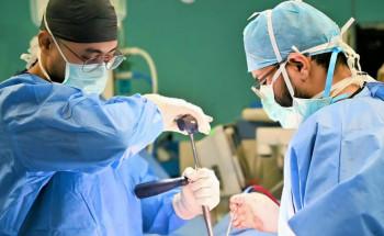 كان يعاني من عدة أمراض.. إنهاء معاناة حاج إيراني من آلام حادة بالعمود الفقري بمدينة الملك سلمان الطبية